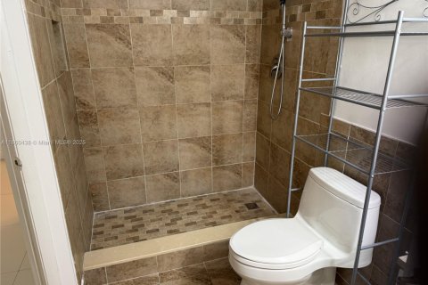 Condominio en venta en Hialeah, Florida, 1 dormitorio, 58.9 m2 № 1887722 - foto 10