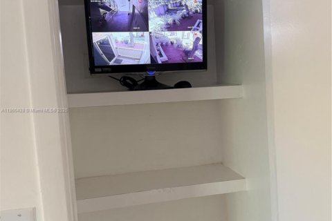 Condominio en venta en Hialeah, Florida, 1 dormitorio, 58.9 m2 № 1887722 - foto 12