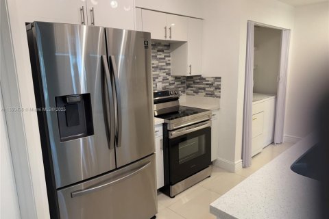 Condominio en venta en Hialeah, Florida, 1 dormitorio, 58.9 m2 № 1887722 - foto 5