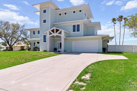 House in Crystal River, Florida 3 bedrooms, 390.65 sq.m. № 1733361 - photo 9
