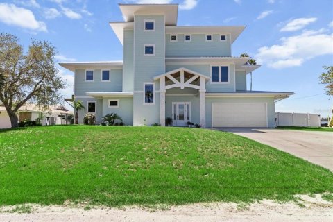 House in Crystal River, Florida 3 bedrooms, 390.65 sq.m. № 1733361 - photo 1