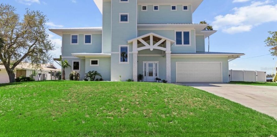 House in Crystal River, Florida 3 bedrooms, 390.65 sq.m. № 1733361