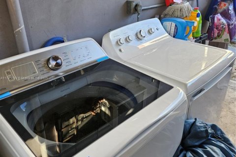 House in Miami, Florida 3 bedrooms, 85.28 sq.m. № 1961538 - photo 19