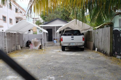 House in Miami, Florida 3 bedrooms, 85.28 sq.m. № 1961538 - photo 1