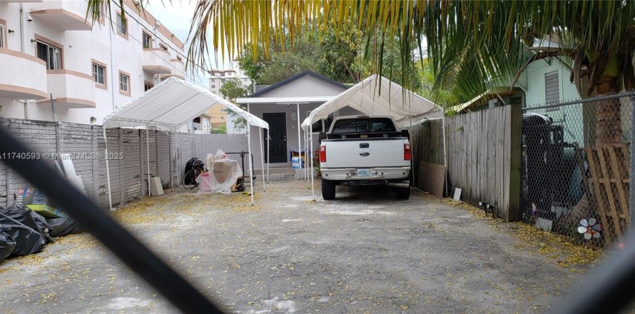 House in Miami, Florida 3 bedrooms, 85.28 sq.m. № 1961538