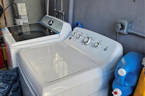 House in Miami, Florida 3 bedrooms, 85.28 sq.m. № 1961538 - photo 18