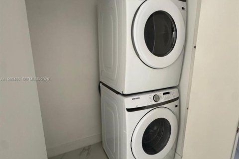 Condo in Miami, Florida, 3 bedrooms  № 2030230 - photo 17