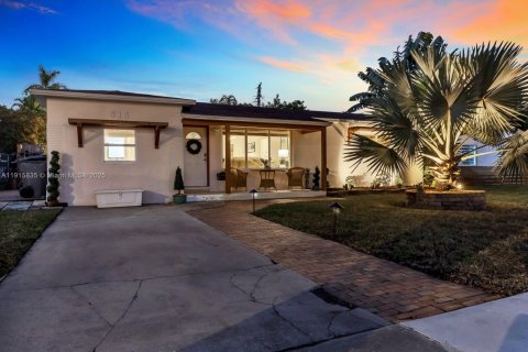 Casa en venta en Hollywood, Florida, 3 dormitorios, 120.22 m2 № 1970926 - foto 2