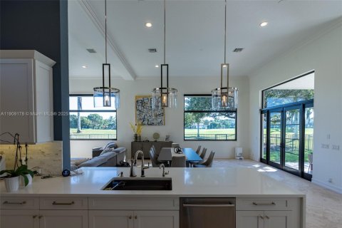 Купить виллу или дом в Уэстон, Флорида 5 спален, 406.63м2, № 1965580 - фото 17