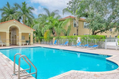 Touwnhouse à louer à Pembroke Pines, Floride: 3 chambres, 153.94 m2 № 1996854 - photo 29