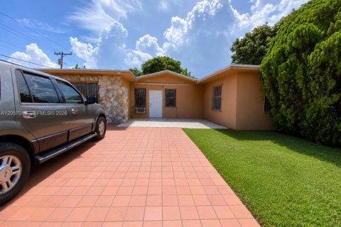 Villa ou maison à louer à Miami, Floride: 3 chambres, 191.94 m2 № 2168101 - photo 2