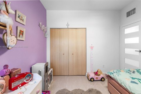 House in Hialeah, Florida 3 bedrooms, 143.07 sq.m. № 1955830 - photo 26