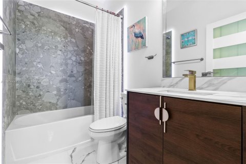 House in Hialeah, Florida 3 bedrooms, 143.07 sq.m. № 1955830 - photo 30