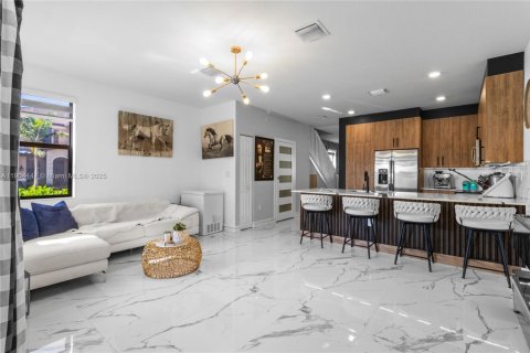 House in Hialeah, Florida 3 bedrooms, 143.07 sq.m. № 1955830 - photo 9