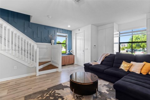 House in Hialeah, Florida 3 bedrooms, 143.07 sq.m. № 1955830 - photo 5