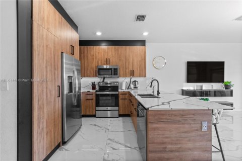 House in Hialeah, Florida 3 bedrooms, 143.07 sq.m. № 1955830 - photo 7