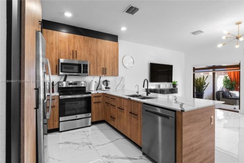 House in Hialeah, Florida 3 bedrooms, 143.07 sq.m. № 1955830 - photo 1