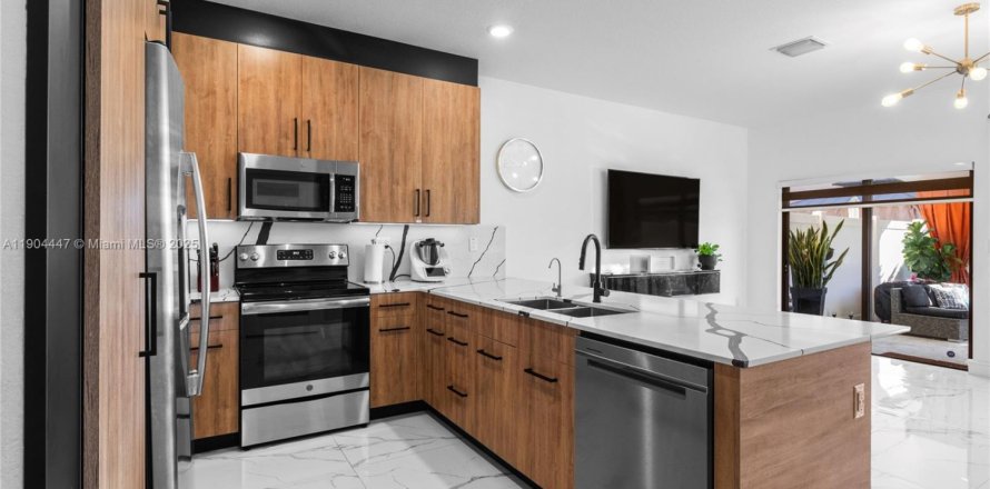 House in Hialeah, Florida 3 bedrooms, 143.07 sq.m. № 1955830