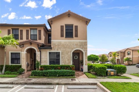 House in Hialeah, Florida 3 bedrooms, 143.07 sq.m. № 1955830 - photo 2