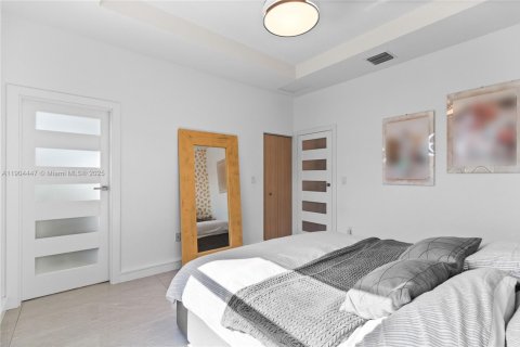 House in Hialeah, Florida 3 bedrooms, 143.07 sq.m. № 1955830 - photo 20