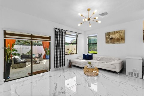 House in Hialeah, Florida 3 bedrooms, 143.07 sq.m. № 1955830 - photo 10