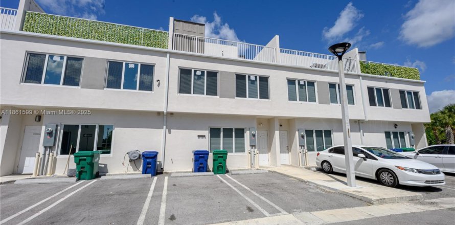 Townhouse in Homestead, Florida 4 bedrooms, 129.88 sq.m. № 1892416