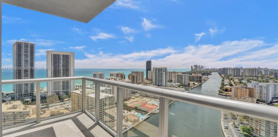 Кондоминиум с 3 спальнями в Халландейл-Бич, Флорида № 2009529