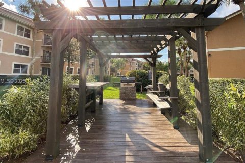 Condo in Coral Springs, Florida, 3 bedrooms № 1985804 - photo 1