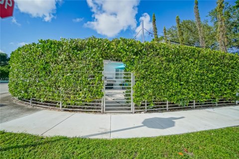 Commercial property in Miami, Florida 120.77 sq.m. № 1985006 - photo 8
