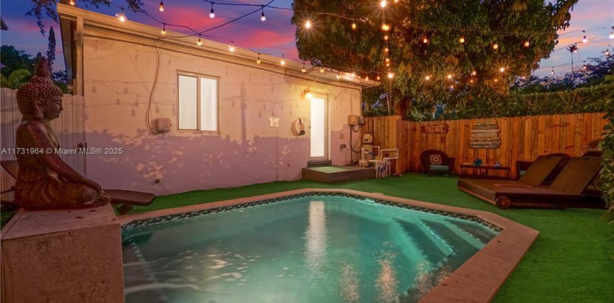 Commercial property in Miami, Florida 120.77 sq.m. № 1985006