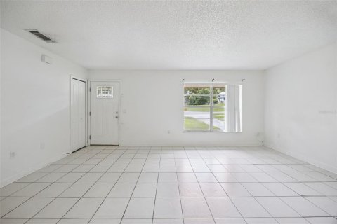 House in Orange City, Florida 3 bedrooms, 105.35 sq.m. № 2157634 - photo 8
