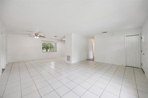 House in Orange City, Florida 3 bedrooms, 105.35 sq.m. № 2157634 - photo 10