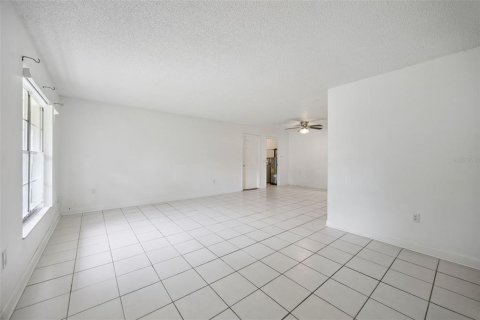 House in Orange City, Florida 3 bedrooms, 105.35 sq.m. № 2157634 - photo 11