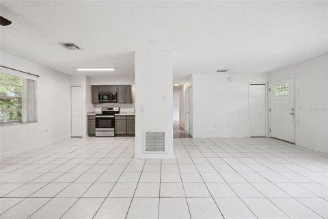 House in Orange City, Florida 3 bedrooms, 105.35 sq.m. № 2157634 - photo 12