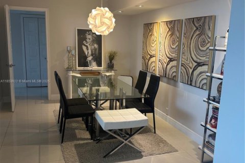 Condo in Miami, Florida, 2 bedrooms  № 1893023 - photo 9