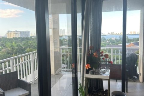 Condo in Miami, Florida, 2 bedrooms  № 1893023 - photo 1