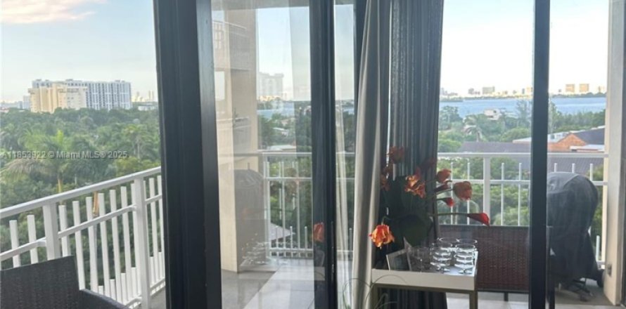Condo in Miami, Florida, 2 bedrooms  № 1893023