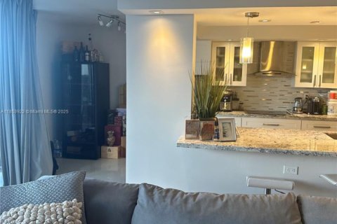 Condo in Miami, Florida, 2 bedrooms  № 1893023 - photo 16