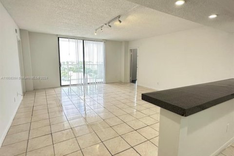 Condo in North Miami, Florida, 2 bedrooms  № 1764746 - photo 3