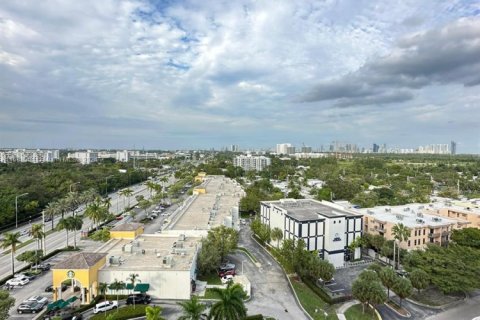 Condo in North Miami, Florida, 2 bedrooms  № 1764746 - photo 2