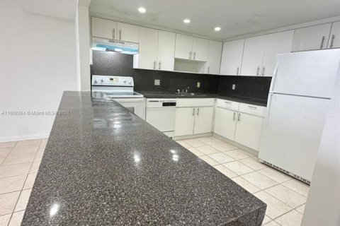 Condo in North Miami, Florida, 2 bedrooms  № 1764746 - photo 6