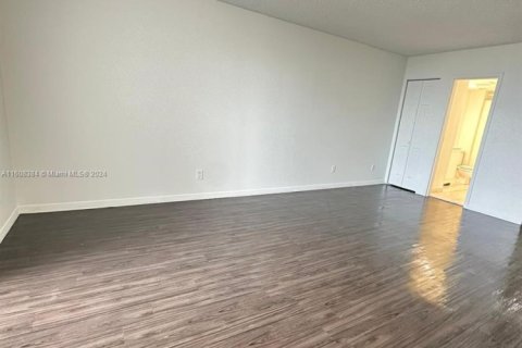 Condo in North Miami, Florida, 2 bedrooms  № 1764746 - photo 17