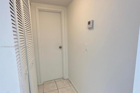 Condo in North Miami, Florida, 2 bedrooms  № 1764746 - photo 7