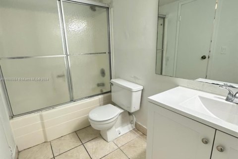 Condo in North Miami, Florida, 2 bedrooms  № 1764746 - photo 12
