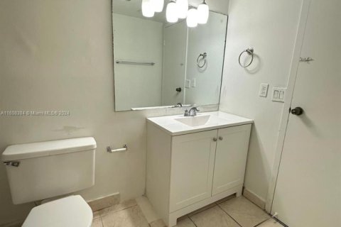Condo in North Miami, Florida, 2 bedrooms  № 1764746 - photo 9