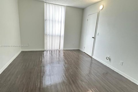 Condo in North Miami, Florida, 2 bedrooms  № 1764746 - photo 15