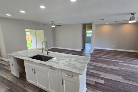 House in Tampa, Florida 4 bedrooms, 178.84 sq.m. № 1858323 - photo 22