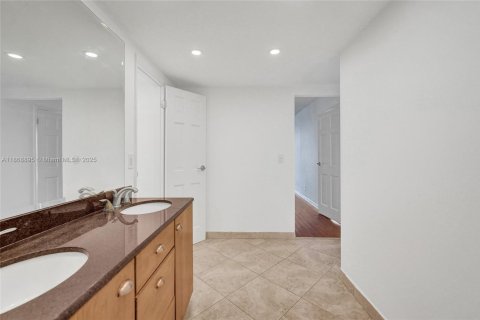 Copropriété à vendre à Hollywood, Floride: 2 chambres, 119.57 m2 № 2037247 - photo 18