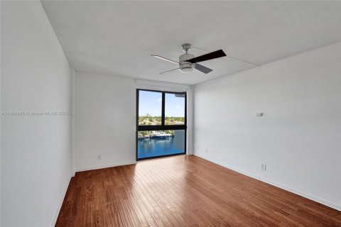 Copropriété à vendre à Hollywood, Floride: 2 chambres, 119.57 m2 № 2037247 - photo 13