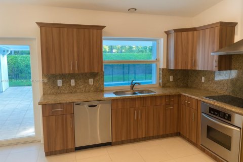 Casa en alquiler en Pinecrest, Florida, 4 dormitorios, 263.29 m2 № 1950929 - foto 5